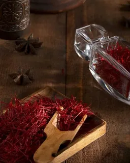 تصویر 3 از زعفران رشته‌ ای بریده امید با کیفیت متعادل و ظاهر تمیز برای مصرف روزانه